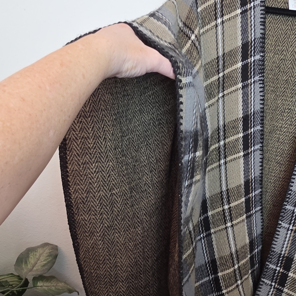 WOOLRICH Reversible Black Tan Plaid & Herringbone Blanket Wrap Shawl Cape Sz OS - Picture 8 of 10